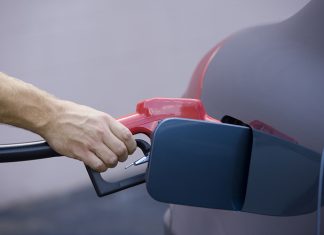 Бензин в Ростовской области подорожал до 140 рублей за литр