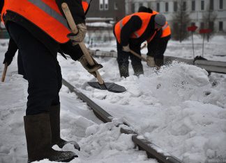 Собственников зданий в Ростове просят убирать наледь самостоятельно