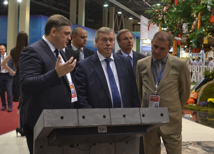 Губернатор Ростовской области Василий Голубев (в центре) осматривает экспозицию // Фото: Ксения Калиниченко, "Городской репортер"