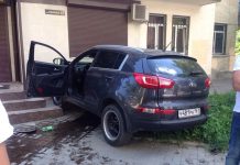 В Ростове автомобиль врезался в жилой дом, уходя от погони