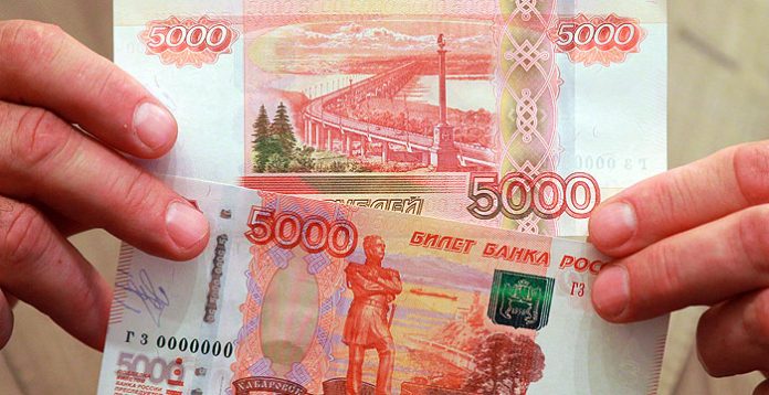 five Российские пятитысячные купюры //Фото РИА Новости, Виталий Белоусов