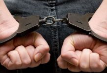 Жителя Батайска признали виновным в изнасиловании школьницы наручники //Фото с сайта vremechko.org