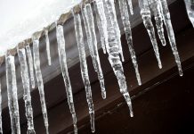 В Ростове сосульки и наледь стали таять и падать на землю