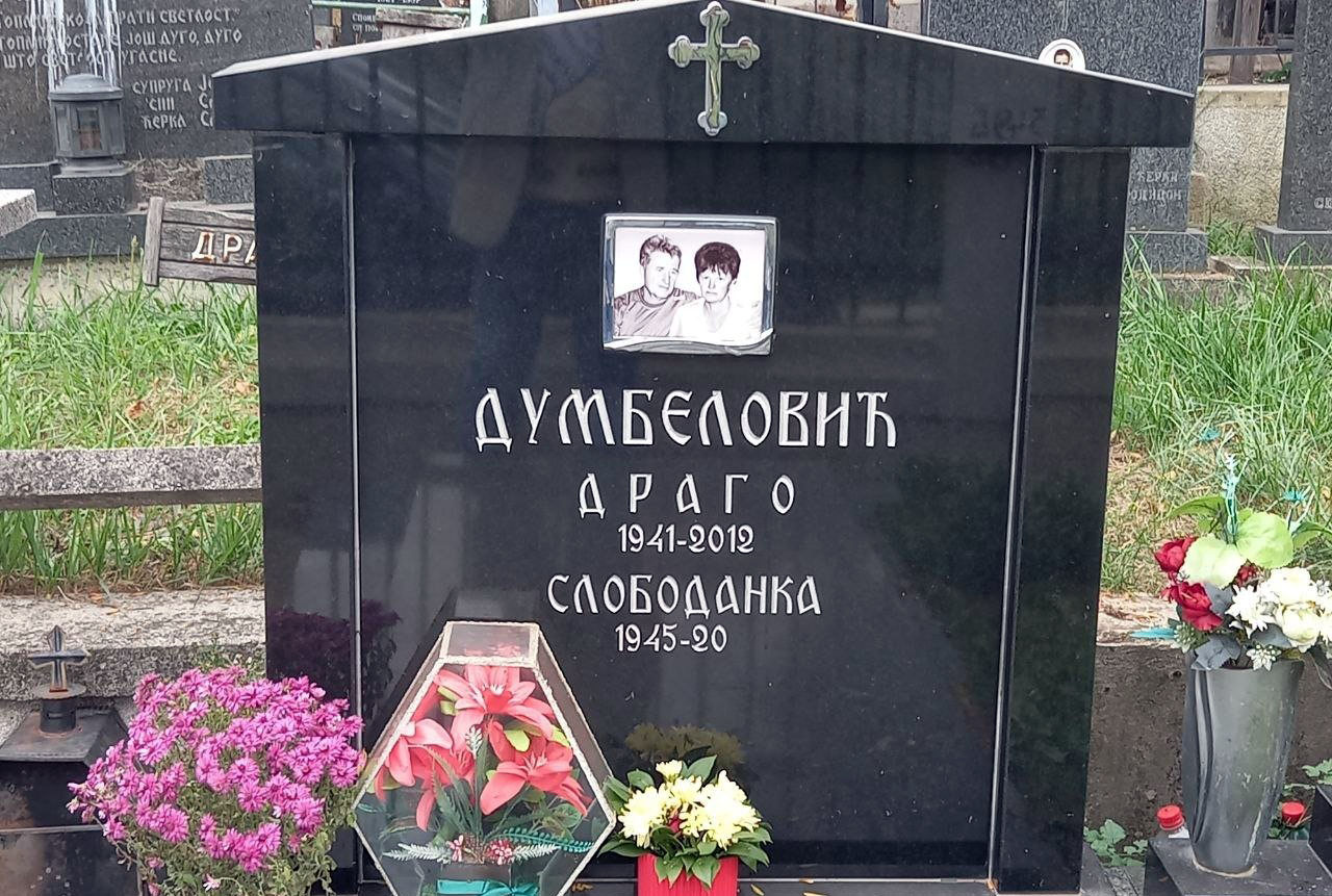 На памятнике будут указаны все похороненные здесь люди и их ещё живой родственник с открытой датой смерти.