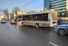 В Ростове на Нагибина пассажирский автобус столкнулся с иномаркой