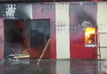 В Аксайском районе горит склад на площади 2 тысячи квадратных метров