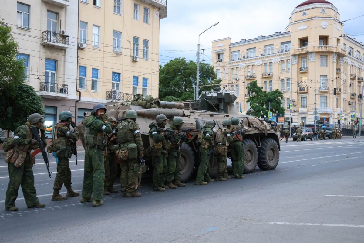 Бойцы ЧВК "Вагнер" у штаба ЮВО в Ростове утром 24 июня //Фото Эрик Романенко/ТАСС