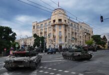 В Ростове полицейские изъяли оставшиеся после ухода «Вагнера» оружие Бойцы ЧВК "Вагнер" у штаба ЮВО в Ростове утром 24 июня //Фото Эрик Романенко/ТАСС