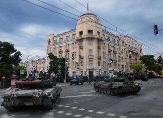 Генерал Агарков рассказал ростовским депутатам о действиях полиции во время мятежа ЧВК «Вагнер» Бойцы ЧВК "Вагнер" у штаба ЮВО в Ростове утром 24 июня //Фото Эрик Романенко/ТАСС