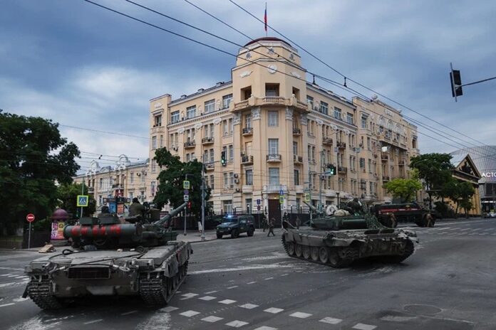 Бойцы ЧВК "Вагнер" у штаба ЮВО в Ростове утром 24 июня //Фото Эрик Романенко/ТАСС