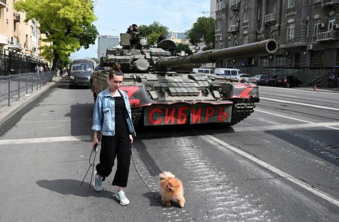 Девушка спокойно прогуливается с собачкой на фоне танка ЧВК Вагнер в центре Ростова-на-Дону //Фото телеграм-канал Южанин в тундре