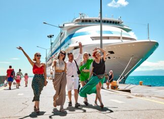 Лайнер Astoria Grande пойдет из Сочи в круиз по островам Греции Круизный лайнер Astoria Grande в турецком порту Синоп //Фото Miray Cruises
