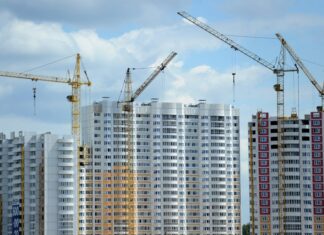 В Минстрое Ростовской области прогнозируют стабилизацию рынка жилья к 2028–2029 годам Строительство многоэтажных жилых домов //Фото Сбер