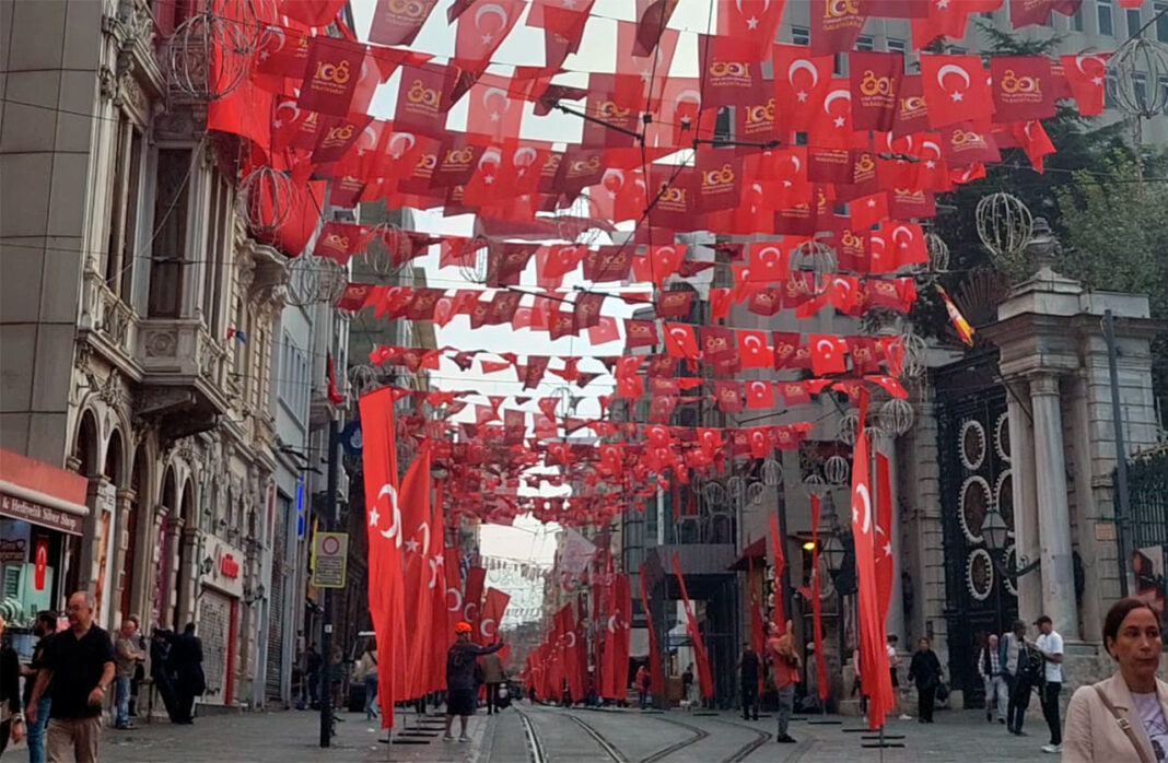 istiklal Знаменитая улица Истикляль в Стамбуле //Фото Виктория Сапунова