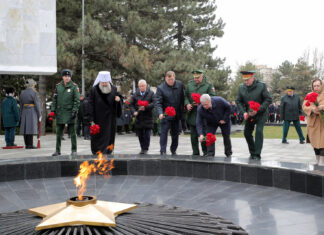 23 февраля Голубев возложил цветы к Вечному огню Возложение цветов к Вечному огню в сквере Фрунзе 23 февраля // Фото пресс-службы Правительства Ростовской области