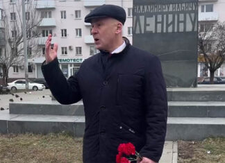 В Ростове коммунисты возложили цветы к памятнику Ленина вместо запрещенного митинга Евгений Бессонов прокомментировал запрет митинга в Ростове //Кадр из видео регионального отделения партии КПРФ