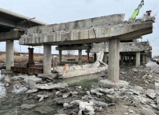 В Азовском районе во время ремонта моста погибли двое рабочих