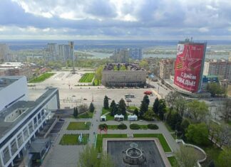 К майским праздникам на Театральной площади в Ростове обновят тротуарную плитку Театральная площадь в Ростове-на-Дону //Фото АиФ-Ростов