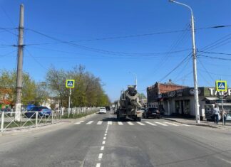 В Новочеркасске водитель наехал на тротуар и сбил пешеходов