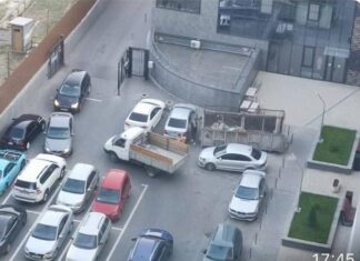 Жители ЖК «Мечников» в Ростове недовольны заставленным машинами двором //Фото из чата жителей ЖК Мечников