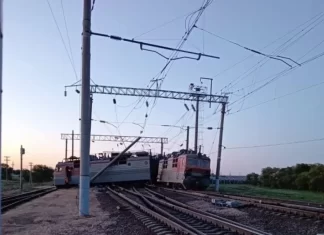 В Ростовской области восстановили движение поездов на поврежденном из-за аварии участке Сошедший с рельс локомотив на учатске СКЖД Котельниково — Куберле в Ростовской области //Фото пресс-службы СКЖД