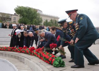 В Ростове на Театральной площади к памятнику-стелле возложили гирлянду Славы В Ростове на Театральной площади к памятнику-стелле возложили гирлянду Славы //Фото пресс-службы администрации Ростова-на-Дону