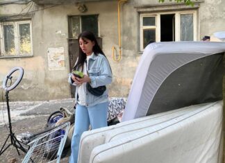 Жильцы обрушившейся пятиэтажки на Нариманова взяли дом штурмом, чтобы забрать свои вещи