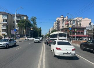 В Ростове на Кировском мотоциклист столкнулся с тремя авто