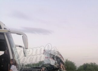 В Азовском районе туристический автобус столкнулся с фурой