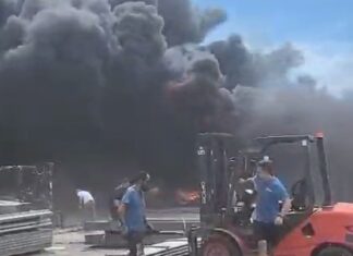 В Ростове на Таганрогской горит склад с пластиком пожар на складе на Таганрогской // фото: телеграм-канал "Тютина"