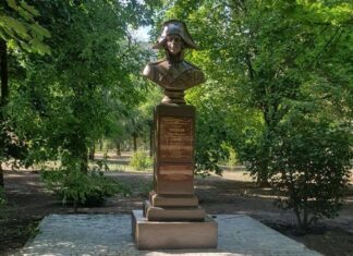 В Азове установят бюст адмиралу Ушакову бюст Федору Ушакову торжественно откроют в Азове 5 августа // фото: donland.ru