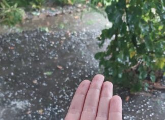 В Ростове на Западном прошел сильный ливень с градом