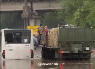 Застрявших в автобусе на Малиновского пассажиров эвакуировали с помощью грузовика