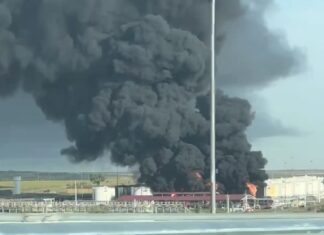На горящей нефтебазе в Каменском районе произошел взрыв пожар на топливном складе в Каменске // фото: скриншот видео телеграм-канала "Тютина"