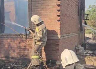Ростовские спасатели потушили пять пожаров и спасли человека за сутки пожарные тушат загоревшиеся 15 сентября дома // фото: пресс-служба отделения МЧС по Ростовской области