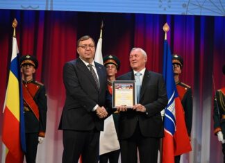 Награда за устойчивое развитие Донского края Председатель Заксобрания Ростовской области Александр Ищенко награждает Председателя Совета директоров банка «Центр-инвест», профессора, д.э.н. Василия Высокова // фото: пресс-служба Центр-инвест