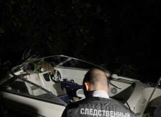 В Ростове под Темерницким мостом столкнулись катер и лодка катер столкнулся с лодкой под Темерницким мостом в Ростове // фото: Западное МСУ на транспорте СК России