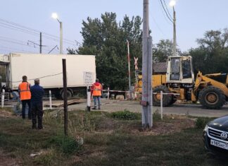 В Ростовской области грузовик столкнулся с поездом