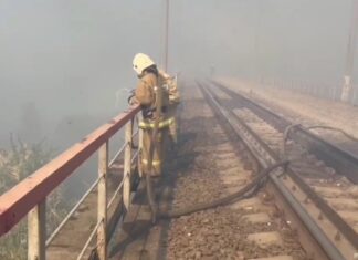 Крупный пожар под Батайском тушат с помощью вертолета и пожарного поезда пожарные тушат камыш под Батайском // фото: скриншот видео пресс-службы МЧС по Ростовской области