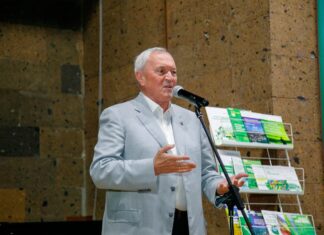 Руководитель банка «Центр-инвест» рассказал читателям ДГПБ о важности словесности Председатель правления банка «Центр-инвест» рассказал читателям ДГПБ о важности словесности //Фото пресс-службы Центр-инвест