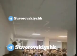 В школе №75 в Суворовском произошла массовая давка у гардероба В школе на Суворовском у раздевалки возникла большая очередь // фото: телеграм-канал "ЖК Суворовский"