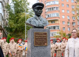 В Ростове открыли памятник Оганову с ошибкой в дате рождения памятник Оганову с ошибкой в дате рождения // фото: vk.com/oktyabrskyirnd