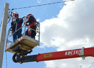«Россети Юг» в 2024 году увеличили объем ремонта ЛЭП в Ростовской области на 35 % Работники Россети-юг //Фото пресс-службы Россети-юг