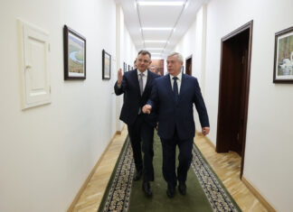 Правительству Ростовской области представили врио губернатора Юрия Слюсаря Юрий Слюсарь и Василий Голубев в здании областного правительства // фото: donland.ru