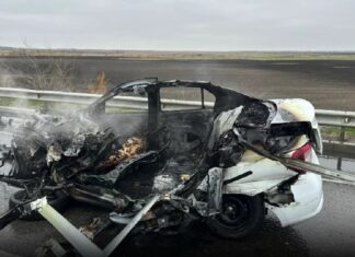 В Семикаракорском районе на трассе в ДТП погибли мама с 7-летней дочкой после столкновения с автобусом машина загорелась // фото: пресс-служба Госавтоинспекции по Ростовской области