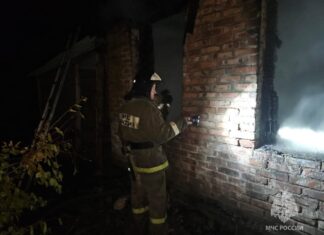 В Семикаракорском районе 6 человек погибли на пожаре в хуторе Страхов при пожаре в частном доме погибло шесть человек // фото: пресс-служба МЧС РФ