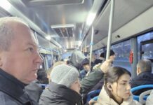 Кушнарев: водители ростовских автобусов устраивают гонки Виталий Кушнарев проехался в ростовском автобусе // фото: телеграм-канал Виталия Кушнарева