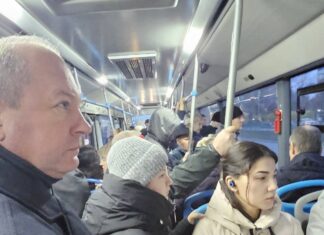 Кушнарев: водители ростовских автобусов устраивают гонки Виталий Кушнарев проехался в ростовском автобусе // фото: телеграм-канал Виталия Кушнарева