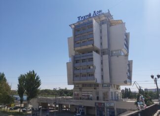 В Ростове могут вновь открыть речной вокзал Здание ТЦ "Тихий Дон" на Береговой ( бывшая гостиница "Якорь") // фото: Ольга Медведева