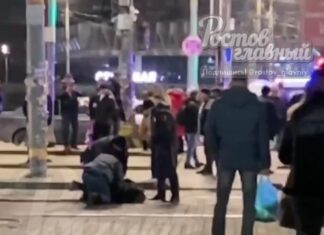 На Главном ж/д вокзале Ростова ранили полицейского на Привокзальной площади в Ростове задержали мужчину, который ранил полицейского // фото: скриншот видео Ростов Главный